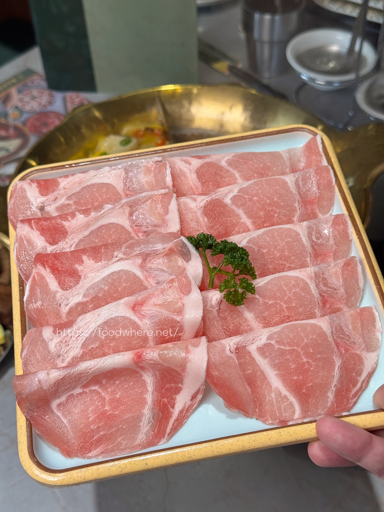 （有菜單）高雄火鍋推薦《泗川見麻辣鴛鴦鍋》絕代雙椒香麻上癮、老甕酸菜清爽解膩！自助菜吧超豐盛，套餐也能海陸大滿足 @高雄美食底對