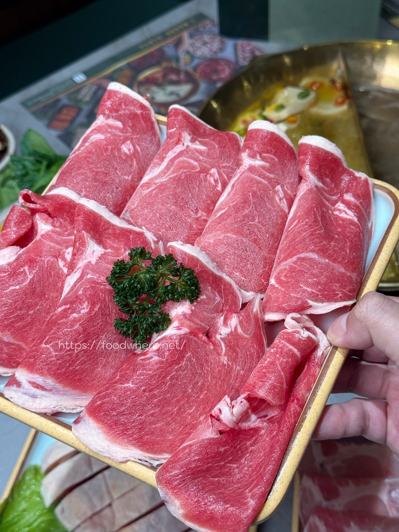 （有菜單）高雄火鍋推薦《泗川見麻辣鴛鴦鍋》絕代雙椒香麻上癮、老甕酸菜清爽解膩！自助菜吧超豐盛，套餐也能海陸大滿足 @高雄美食底對