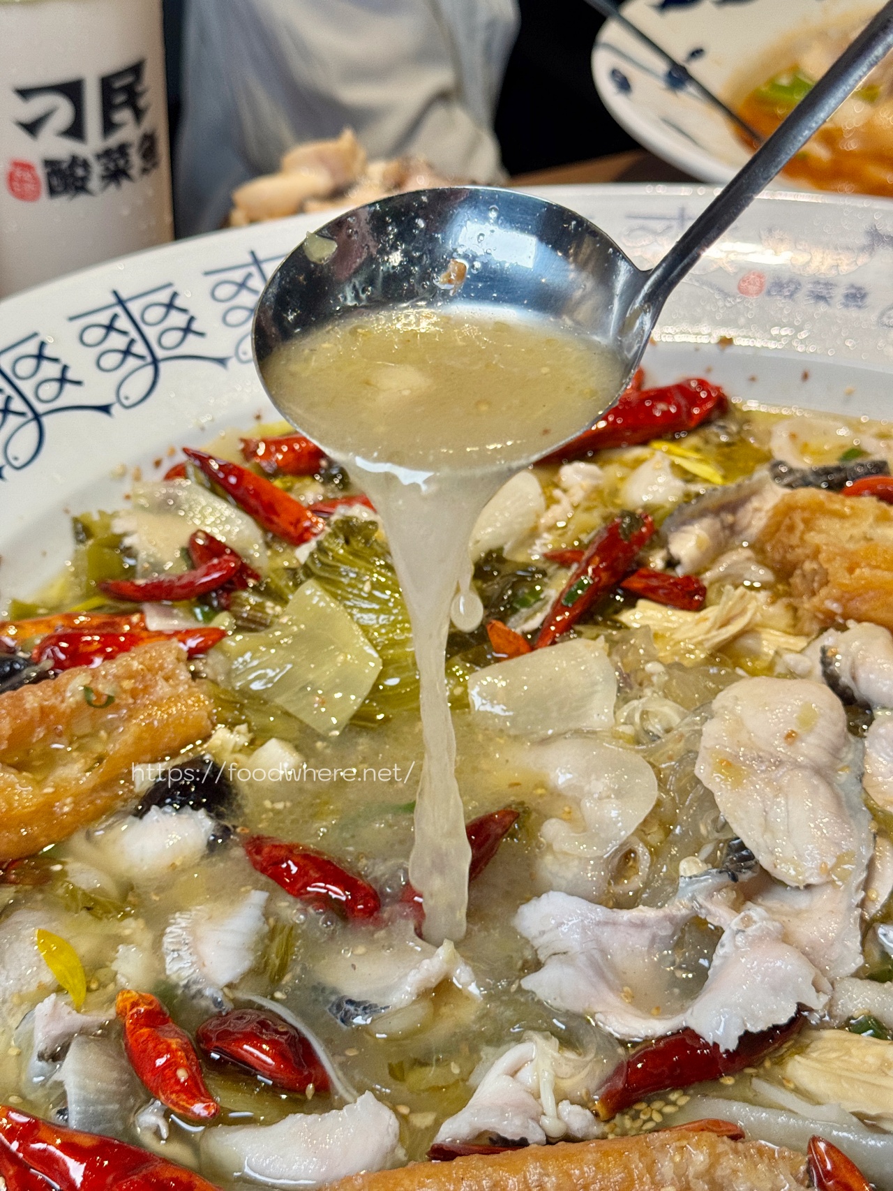 （完整菜單）高雄左營《刁民酸菜魚富裕店》高雄的刁民們真的等太久！老罈酸菜魚酸&#038;初戀蕃茄魚 白飯兩碗起跳～ @高雄美食底對