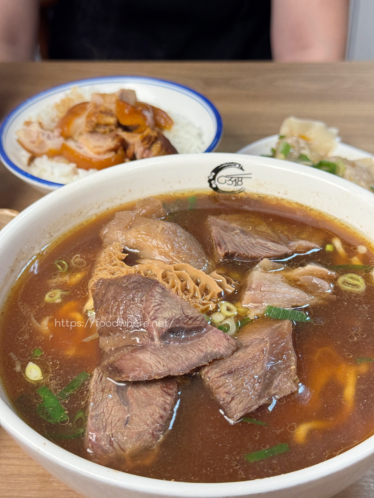 高雄最威牛肉麵《318霸王牛肉麵》腿庫飯、紅油抄手也都非常好吃！ @高雄美食底對
