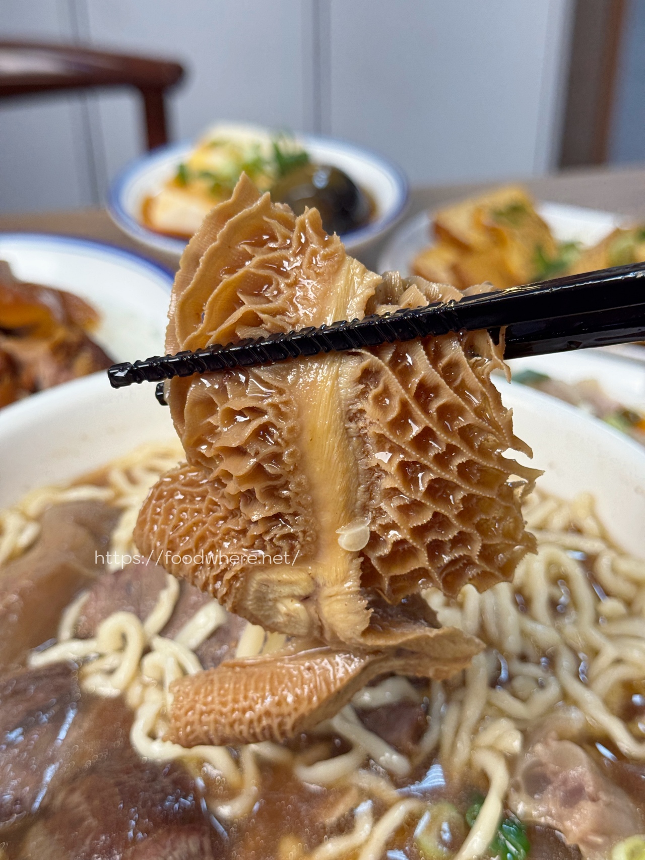 高雄最威牛肉麵《318霸王牛肉麵》腿庫飯、紅油抄手也都非常好吃！ @高雄美食底對