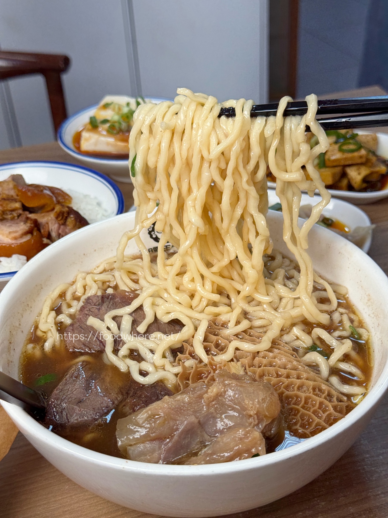 高雄最威牛肉麵《318霸王牛肉麵》腿庫飯、紅油抄手也都非常好吃！ @高雄美食底對