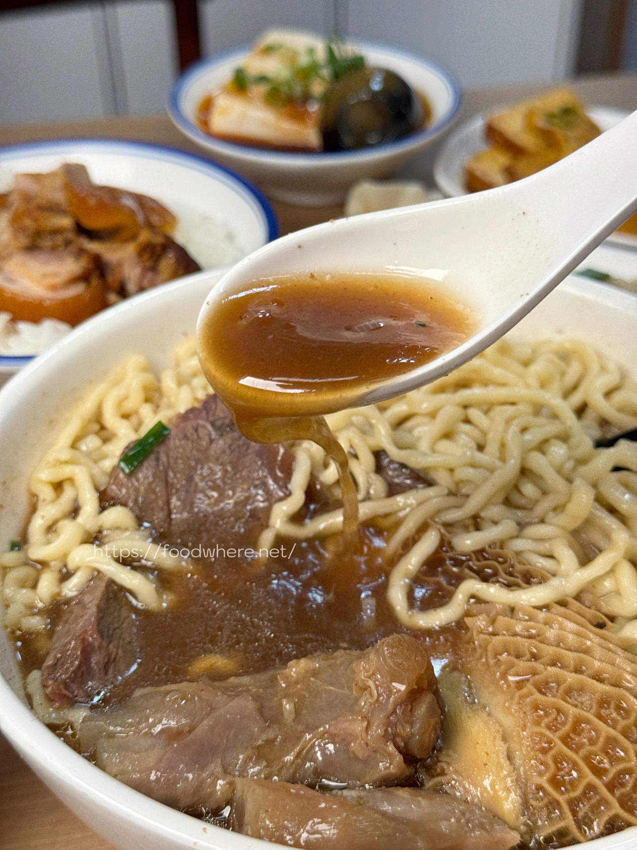 高雄最威牛肉麵《318霸王牛肉麵》腿庫飯、紅油抄手也都非常好吃！ @高雄美食底對