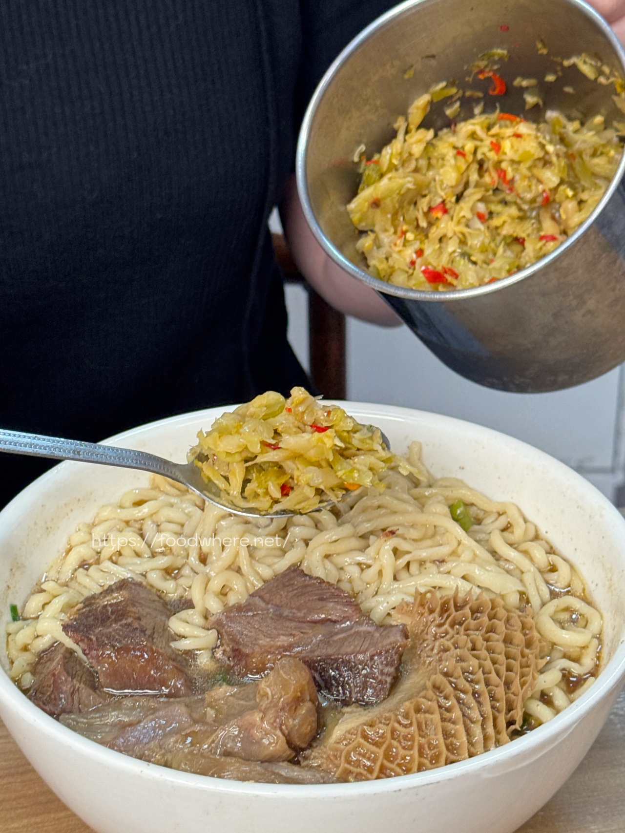 高雄最威牛肉麵《318霸王牛肉麵》腿庫飯、紅油抄手也都非常好吃！ @高雄美食底對