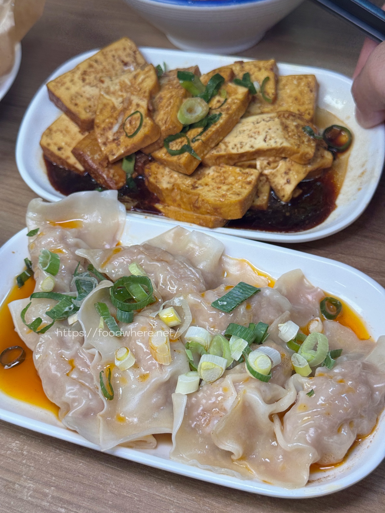 高雄最威牛肉麵《318霸王牛肉麵》腿庫飯、紅油抄手也都非常好吃！ @高雄美食底對