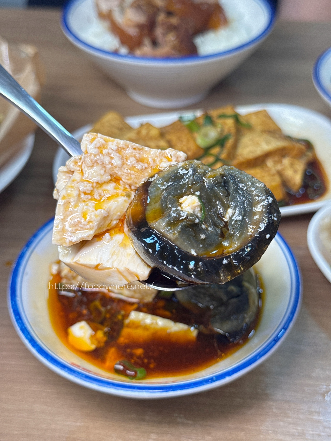 高雄最威牛肉麵《318霸王牛肉麵》腿庫飯、紅油抄手也都非常好吃！ @高雄美食底對