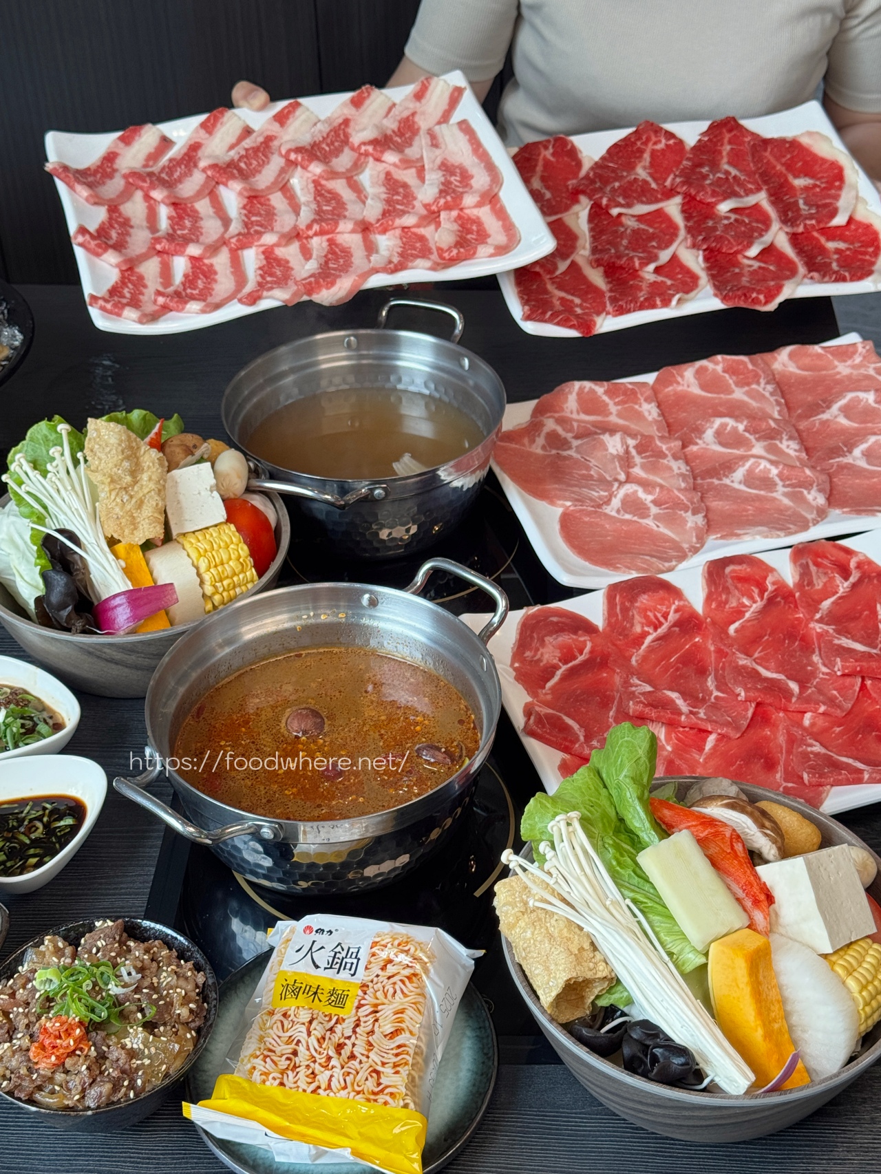（有菜單）高雄新開幕《對馬涮涮屋》肉霸王雙人套餐直接給四大盤肉 @高雄美食底對