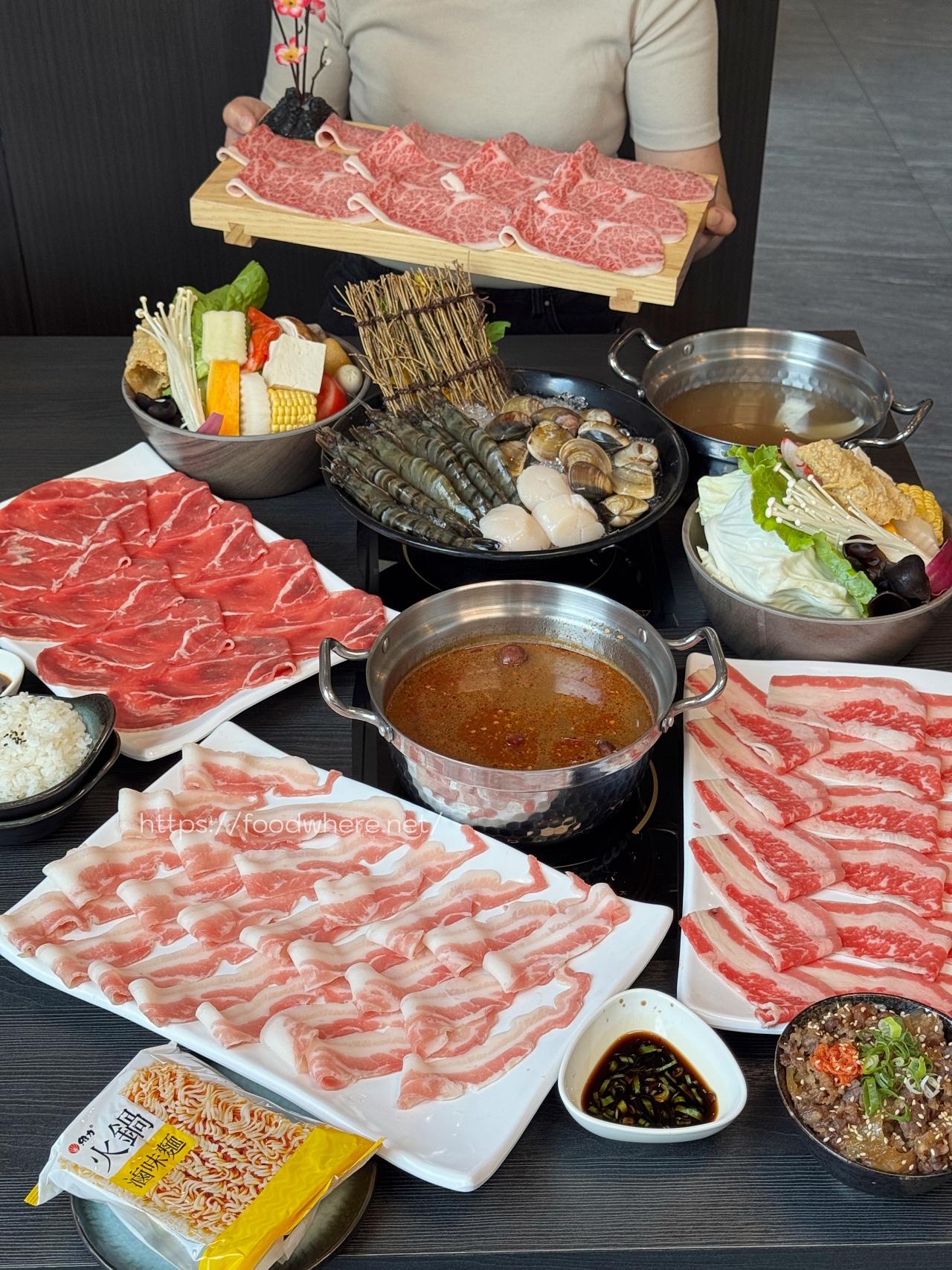 （有菜單）高雄新開幕《對馬涮涮屋》肉霸王雙人套餐直接給四大盤肉 @高雄美食底對