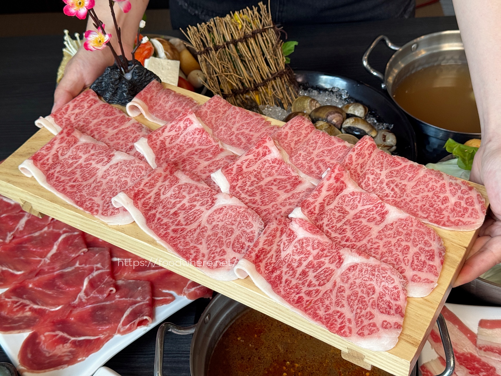 （有菜單）高雄新開幕《對馬涮涮屋》肉霸王雙人套餐直接給四大盤肉 @高雄美食底對