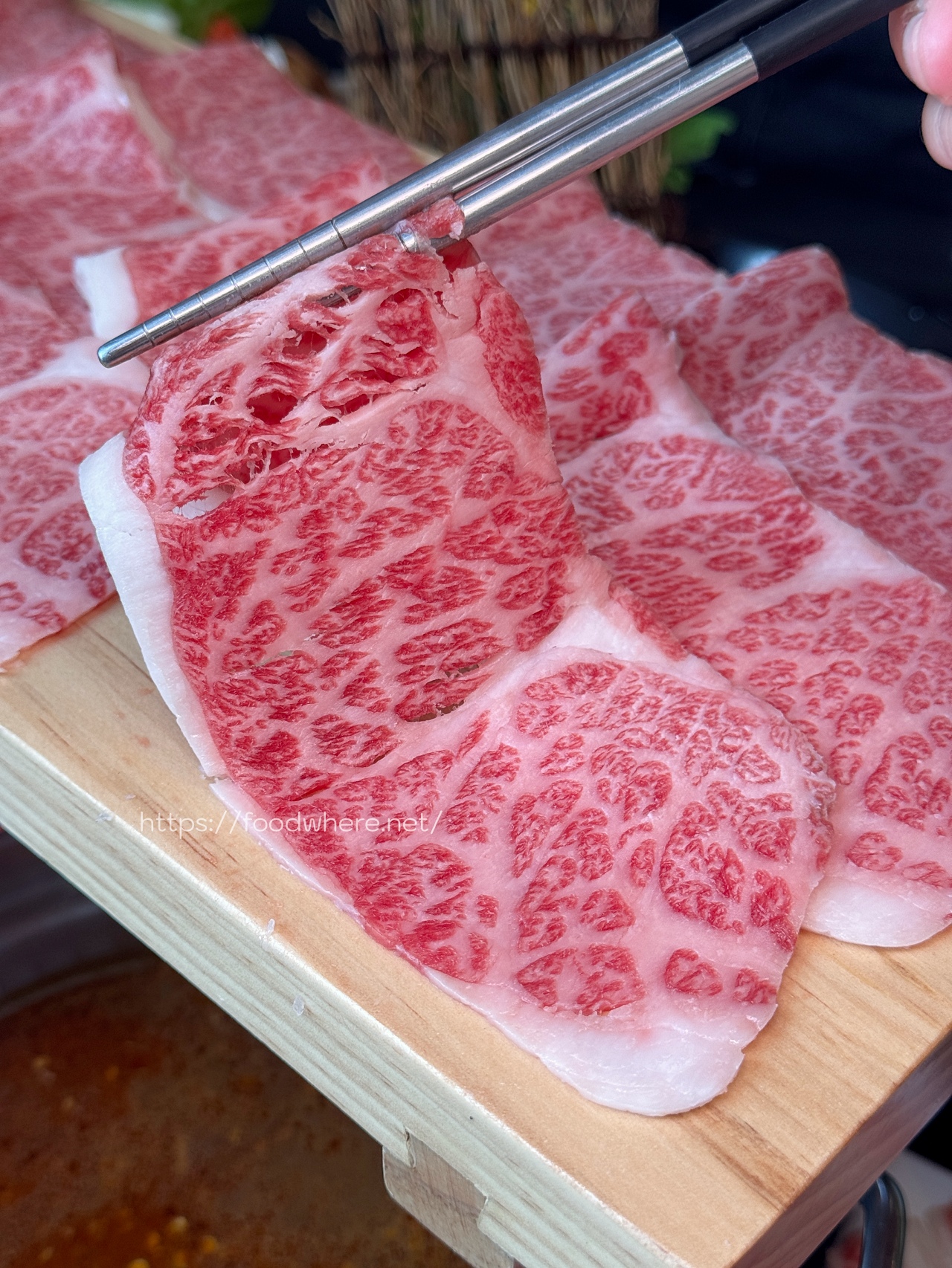 （有菜單）高雄新開幕《對馬涮涮屋》肉霸王雙人套餐直接給四大盤肉 @高雄美食底對