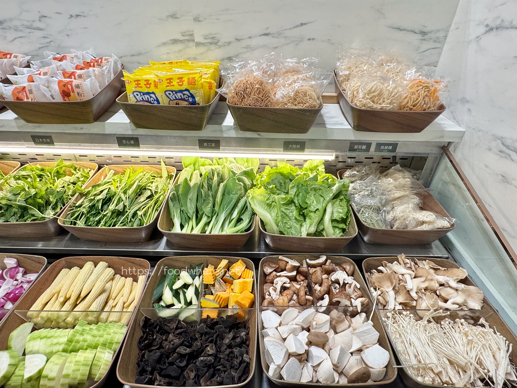 （有放菜單）高雄最強火鍋菜吧《伊根鍋屋鼎強店》肉品升級、自助區超狂蔬菜鍋料吃到飽！宵夜時段也能來用餐 @高雄美食底對