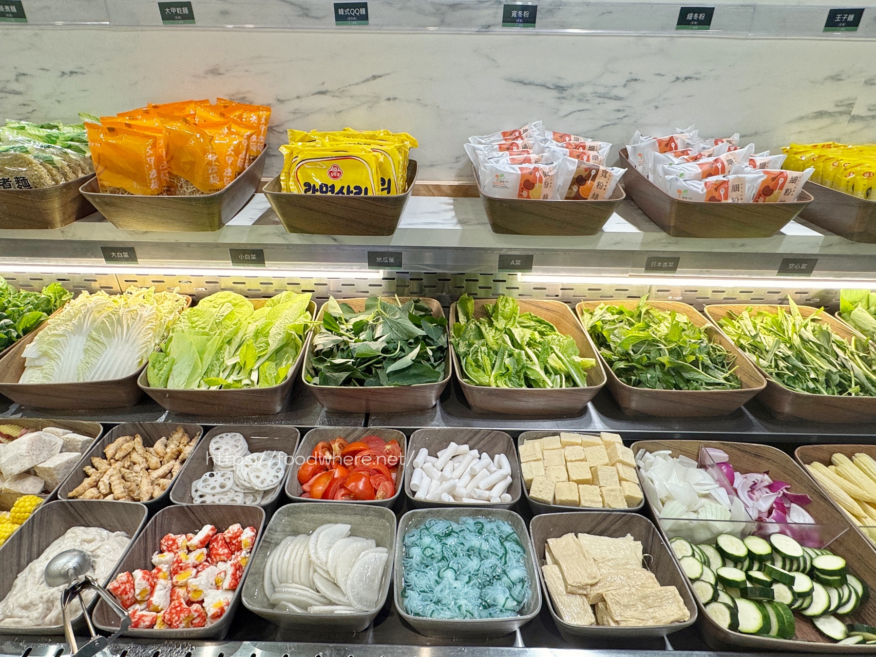 （有放菜單）高雄最強火鍋菜吧《伊根鍋屋鼎強店》肉品升級、自助區超狂蔬菜鍋料吃到飽！宵夜時段也能來用餐 @高雄美食底對