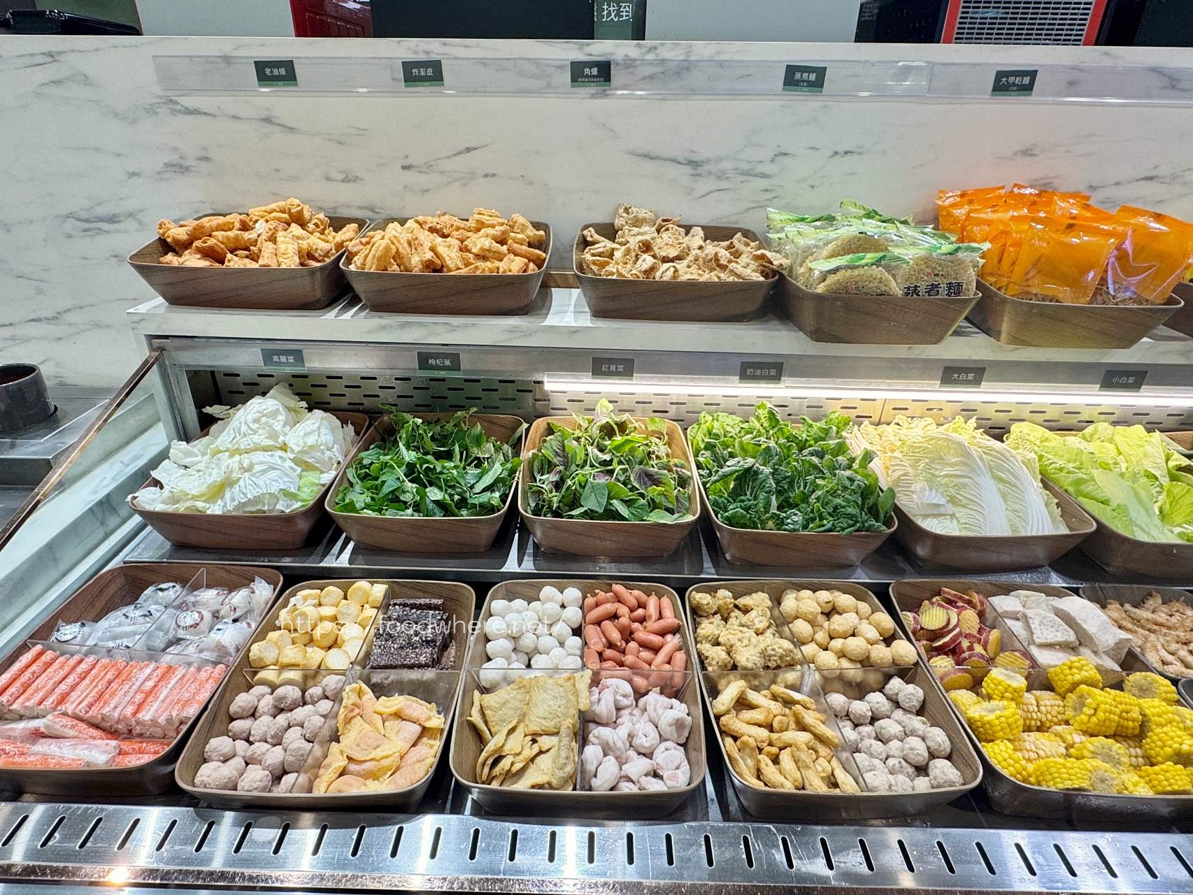 （有放菜單）高雄最強火鍋菜吧《伊根鍋屋鼎強店》肉品升級、自助區超狂蔬菜鍋料吃到飽！宵夜時段也能來用餐 @高雄美食底對