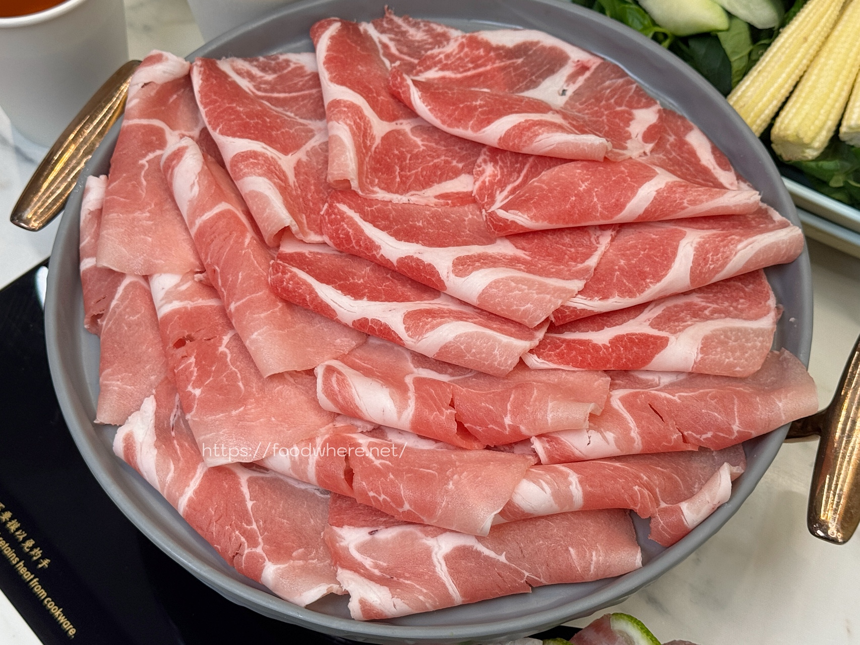 （有放菜單）高雄最強火鍋菜吧《伊根鍋屋鼎強店》肉品升級、自助區超狂蔬菜鍋料吃到飽！宵夜時段也能來用餐 @高雄美食底對
