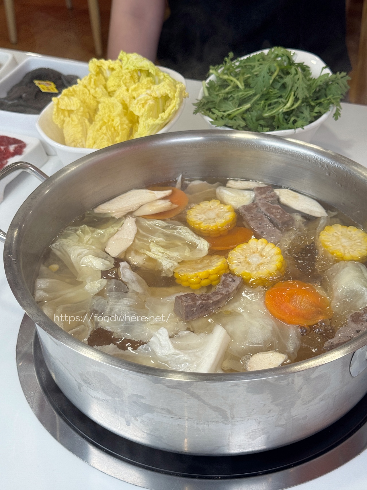溫體牛控必收！高雄《山皇牛潮汕溫體牛肉火鍋》超強手打牛肉丸必點，現切牛肉、牛骨清湯鍋超驚艷 @高雄美食底對