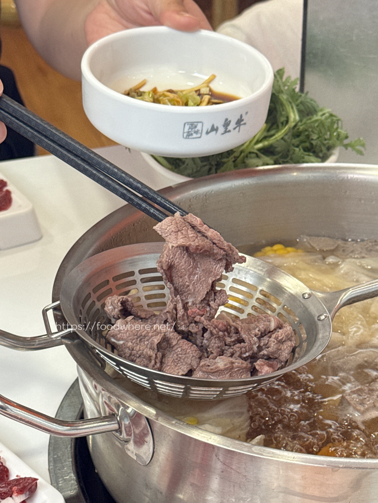 溫體牛控必收！高雄《山皇牛潮汕溫體牛肉火鍋》超強手打牛肉丸必點，現切牛肉、牛骨清湯鍋超驚艷 @高雄美食底對