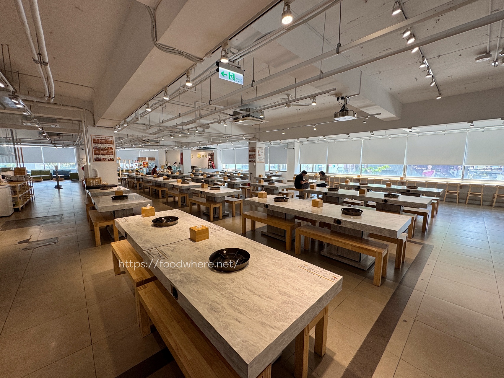 高雄生鮮超市推薦《平凡五金行》聚餐寶藏店！免費代客料理、世界頂級肉品、活體海鮮選擇多 @高雄美食底對