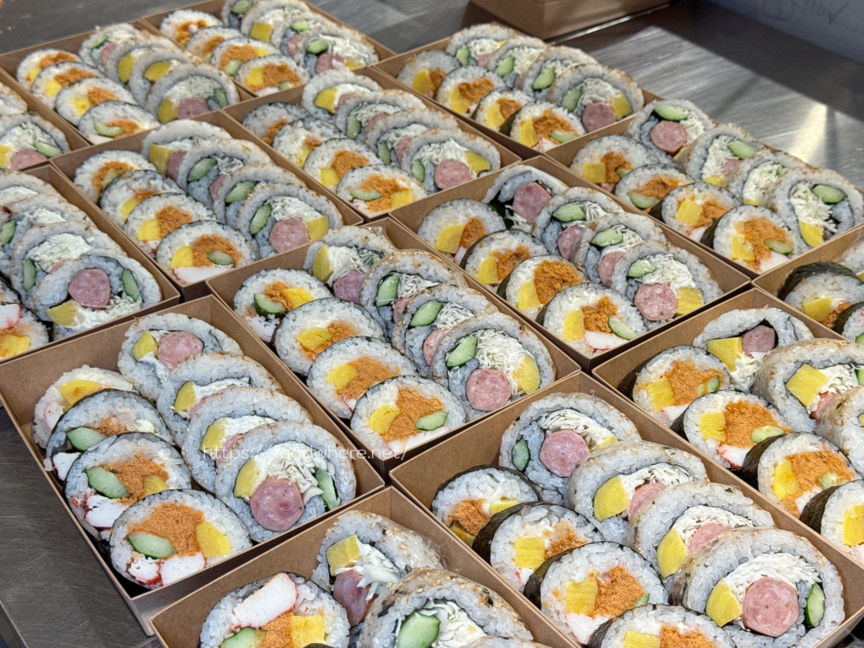 高雄生鮮超市推薦《平凡五金行》聚餐寶藏店！免費代客料理、世界頂級肉品、活體海鮮選擇多 @高雄美食底對