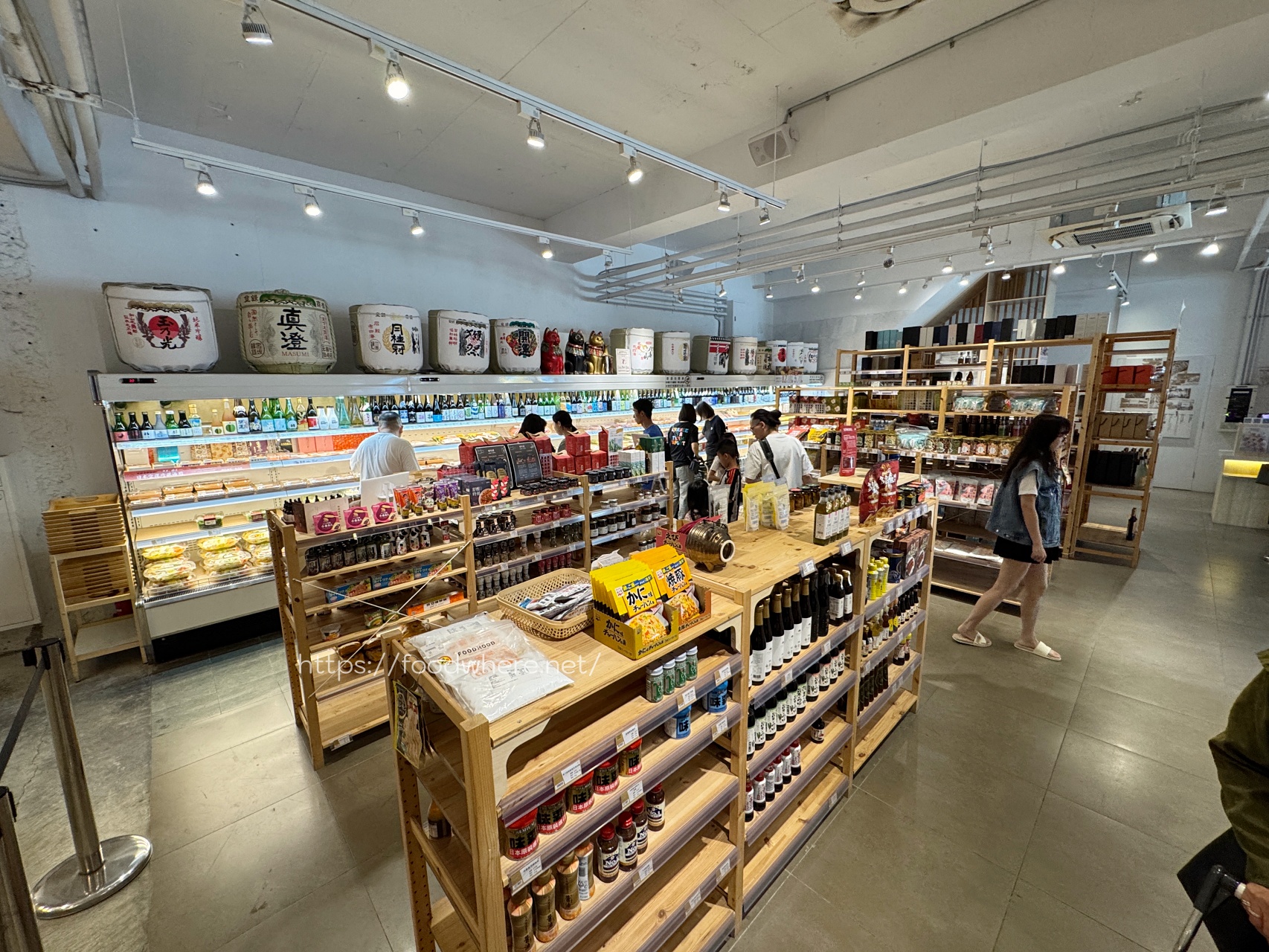 高雄生鮮超市推薦《平凡五金行》聚餐寶藏店！免費代客料理、世界頂級肉品、活體海鮮選擇多 @高雄美食底對