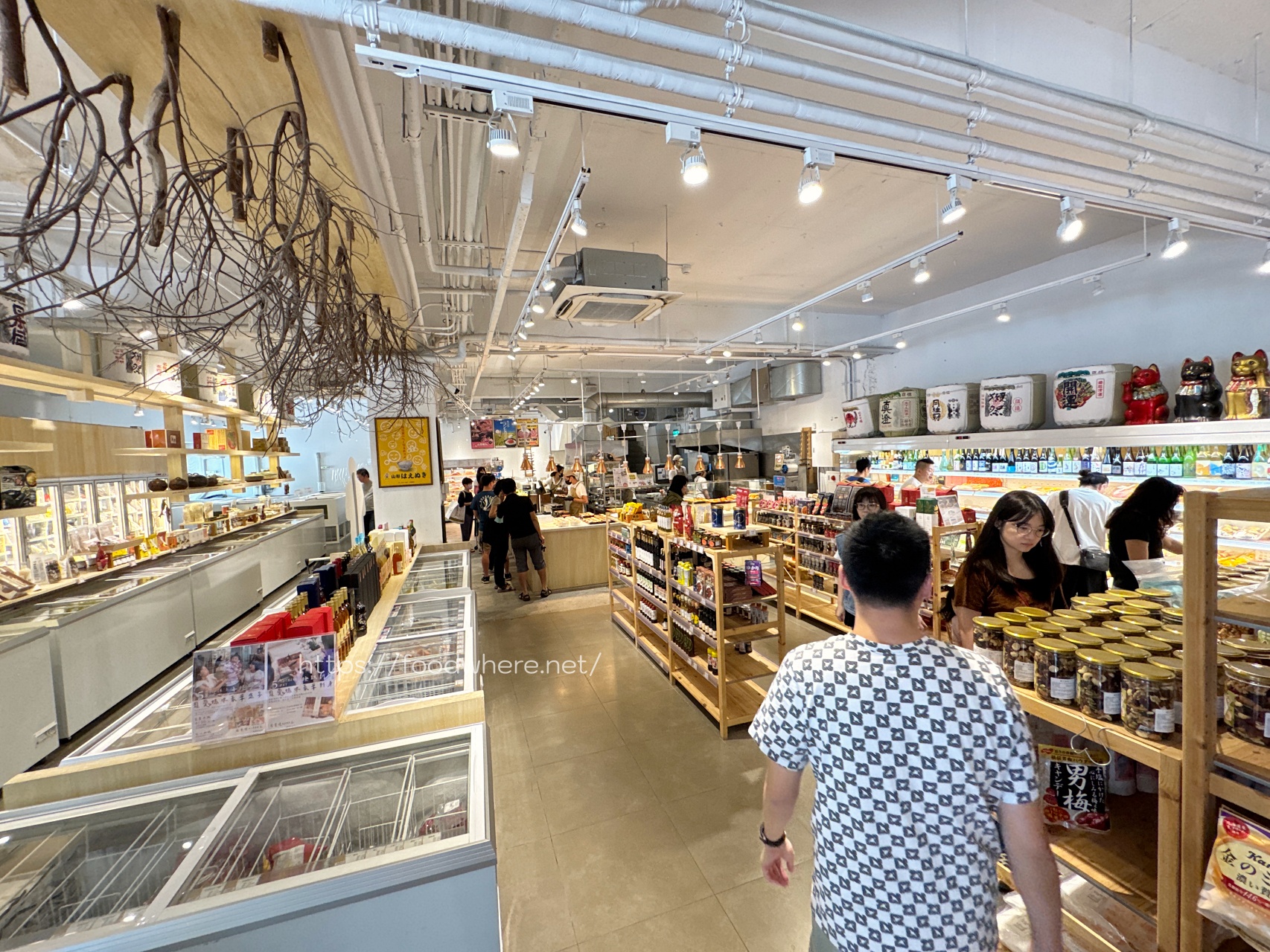 高雄生鮮超市推薦《平凡五金行》聚餐寶藏店！免費代客料理、世界頂級肉品、活體海鮮選擇多 @高雄美食底對