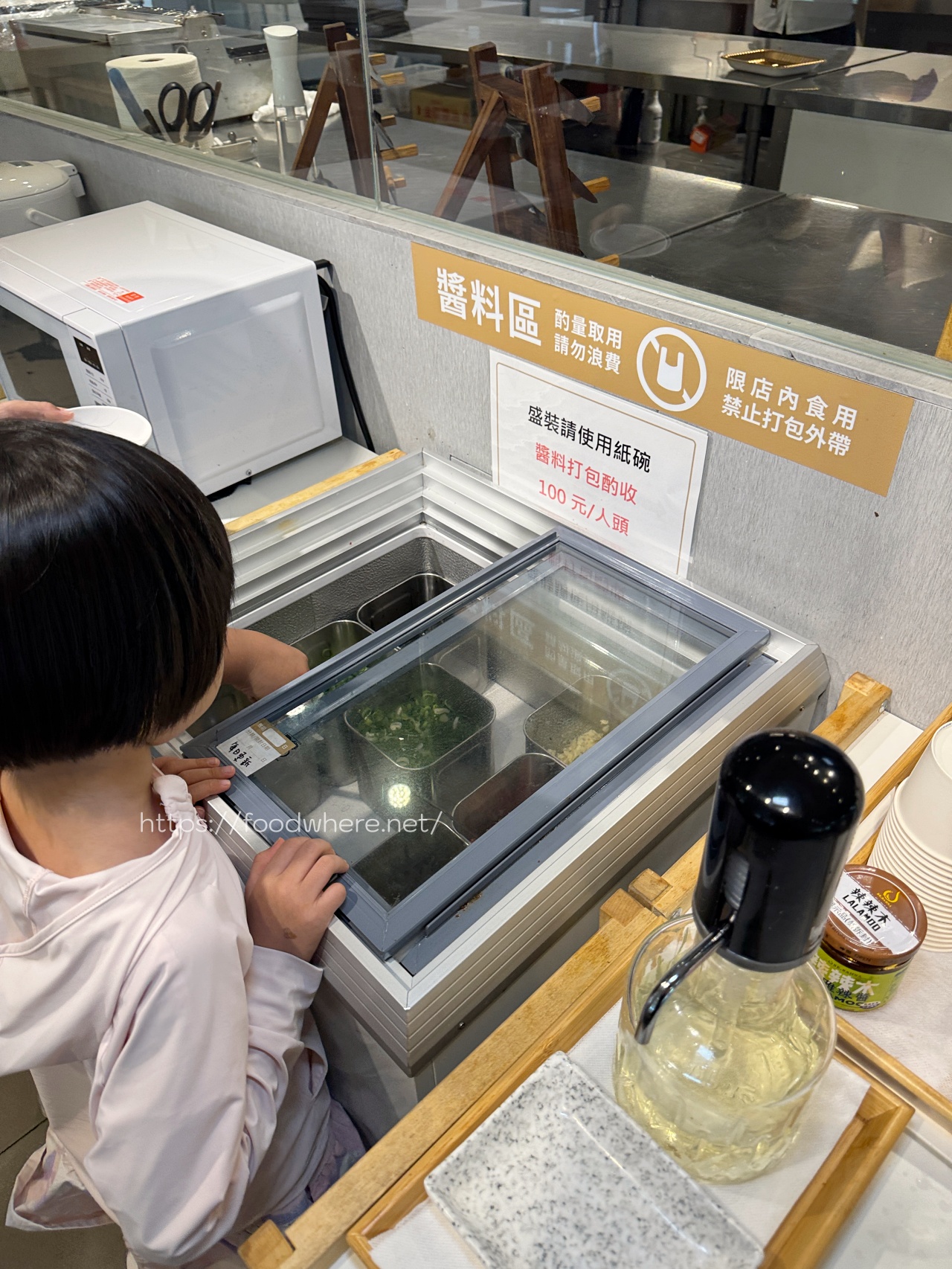 高雄生鮮超市推薦《平凡五金行》聚餐寶藏店！免費代客料理、世界頂級肉品、活體海鮮選擇多 @高雄美食底對