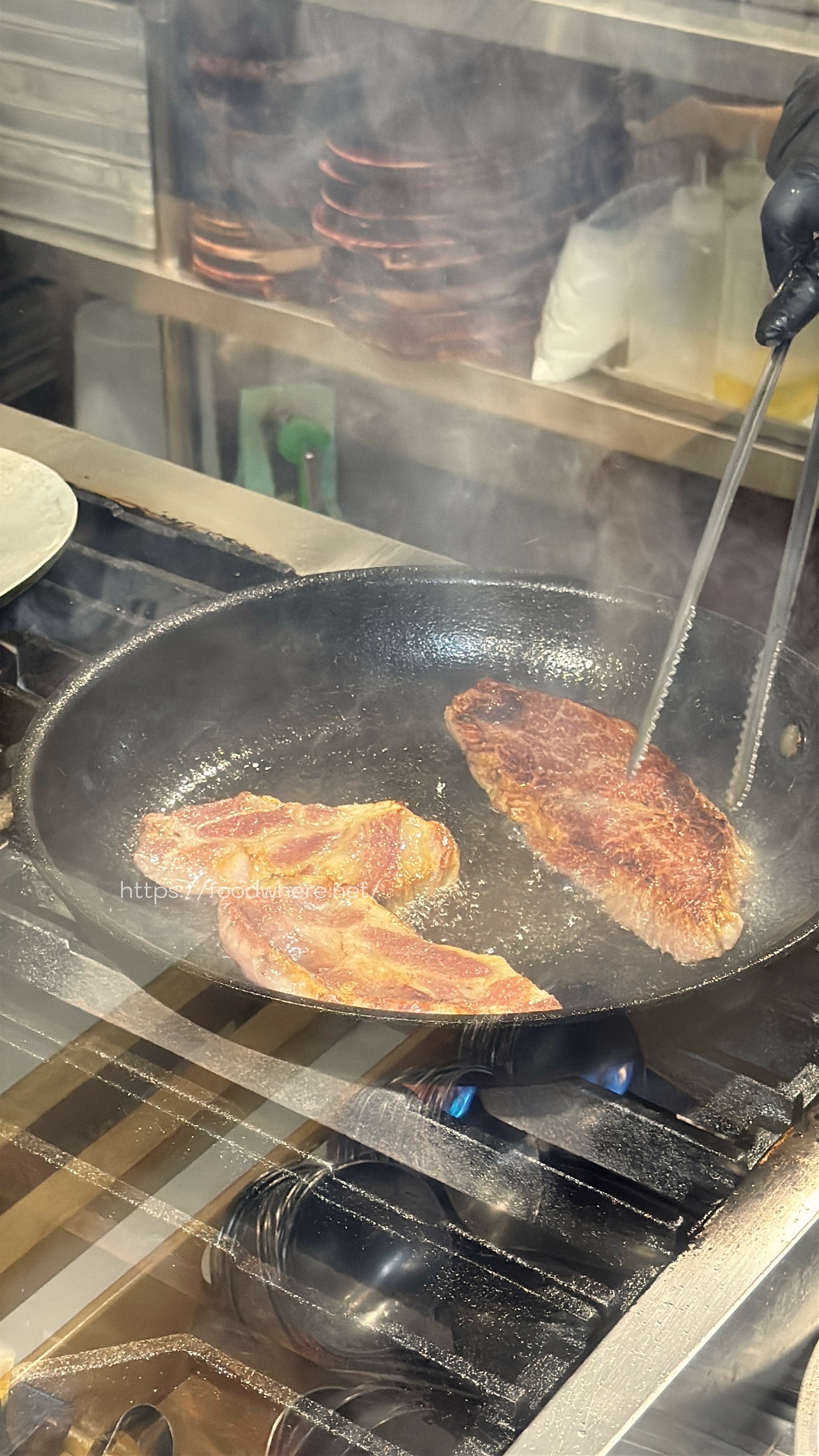 高雄生鮮超市推薦《平凡五金行》聚餐寶藏店！免費代客料理、世界頂級肉品、活體海鮮選擇多 @高雄美食底對
