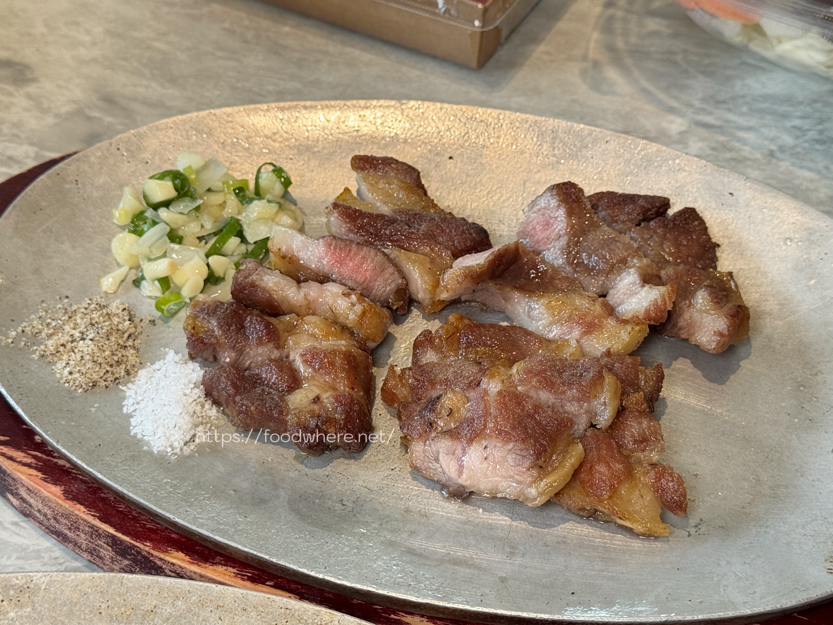 高雄生鮮超市推薦《平凡五金行》聚餐寶藏店！免費代客料理、世界頂級肉品、活體海鮮選擇多 @高雄美食底對