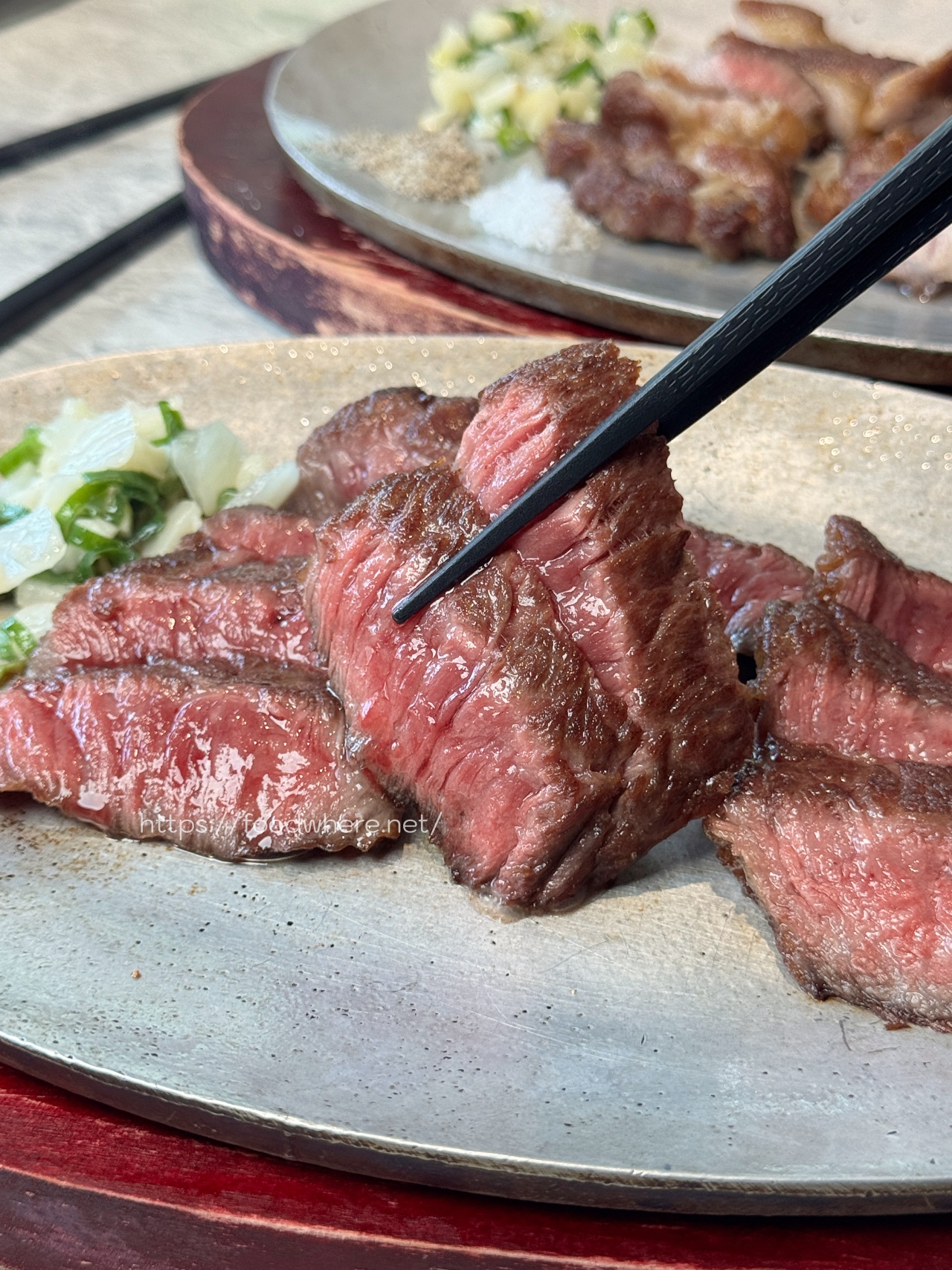 高雄生鮮超市推薦《平凡五金行》聚餐寶藏店！免費代客料理、世界頂級肉品、活體海鮮選擇多 @高雄美食底對