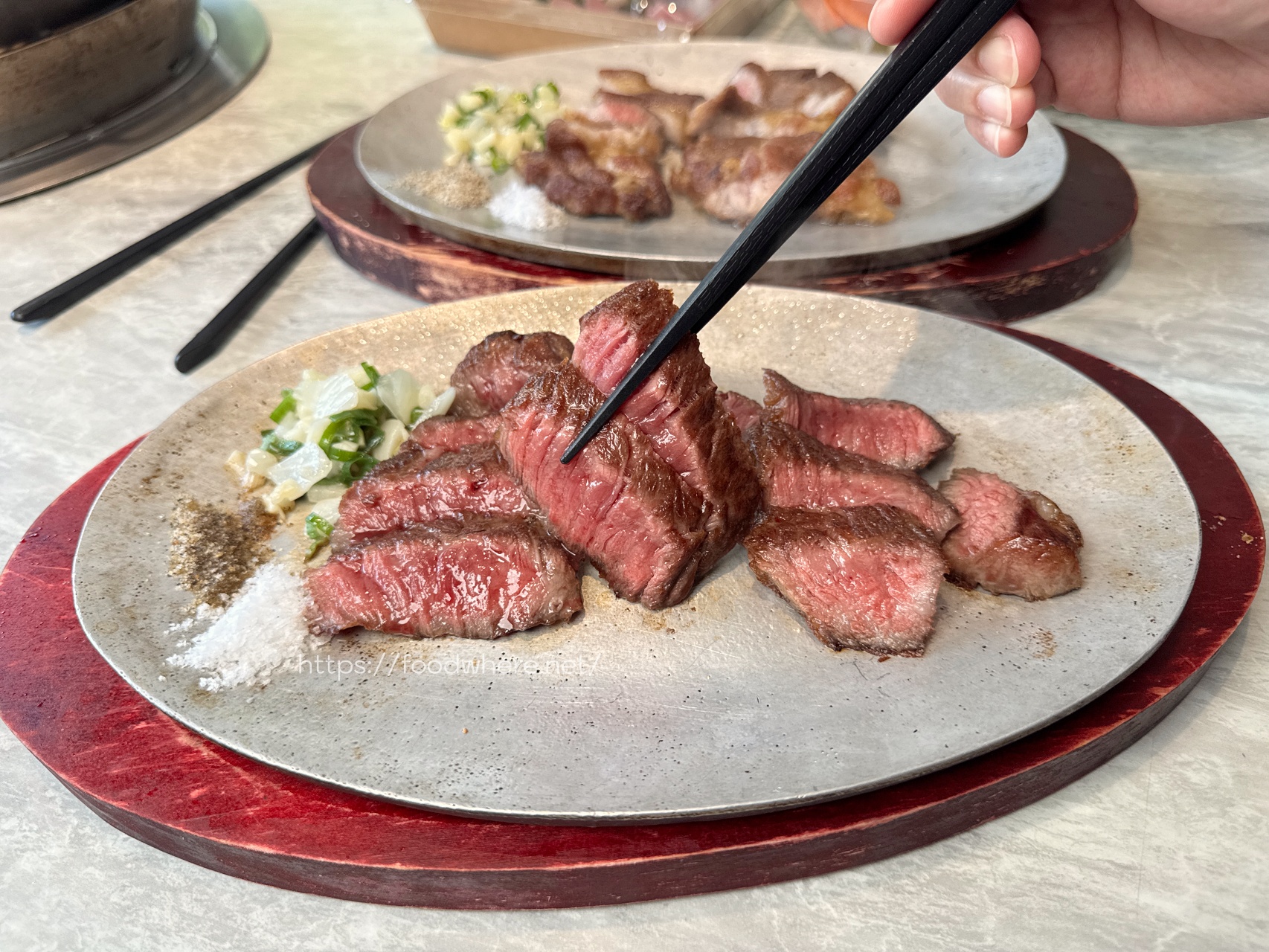 高雄生鮮超市推薦《平凡五金行》聚餐寶藏店！免費代客料理、世界頂級肉品、活體海鮮選擇多 @高雄美食底對