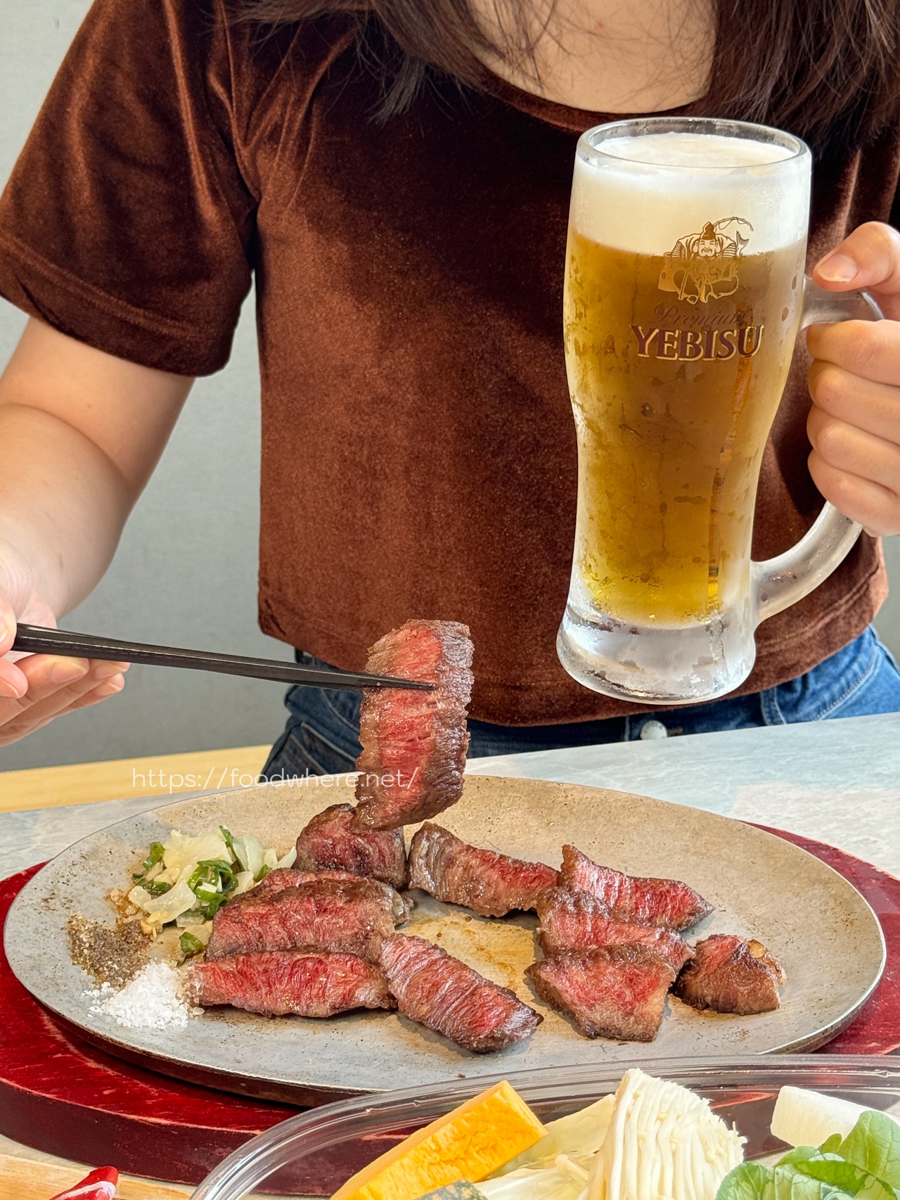 高雄生鮮超市推薦《平凡五金行》聚餐寶藏店！免費代客料理、世界頂級肉品、活體海鮮選擇多 @高雄美食底對