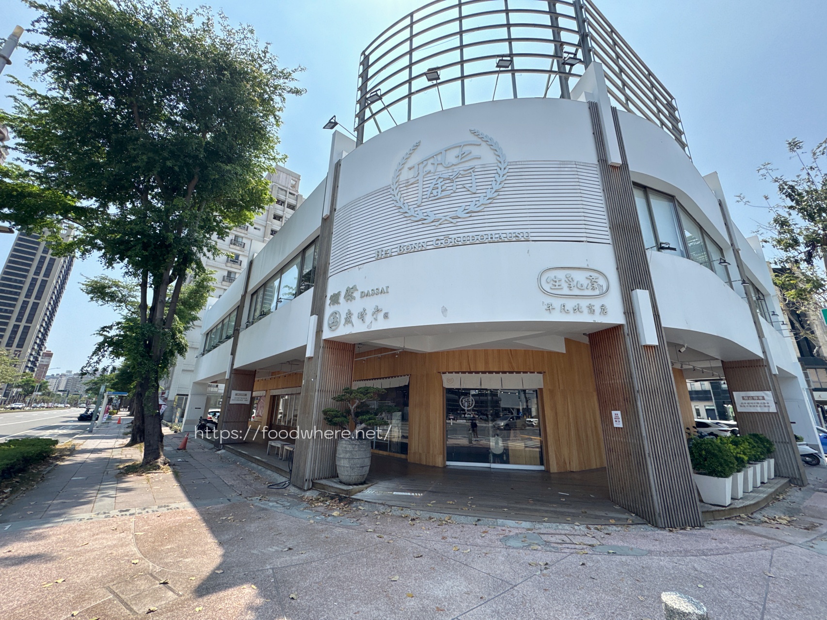 高雄生鮮超市推薦《平凡五金行》聚餐寶藏店！免費代客料理、世界頂級肉品、活體海鮮選擇多 @高雄美食底對