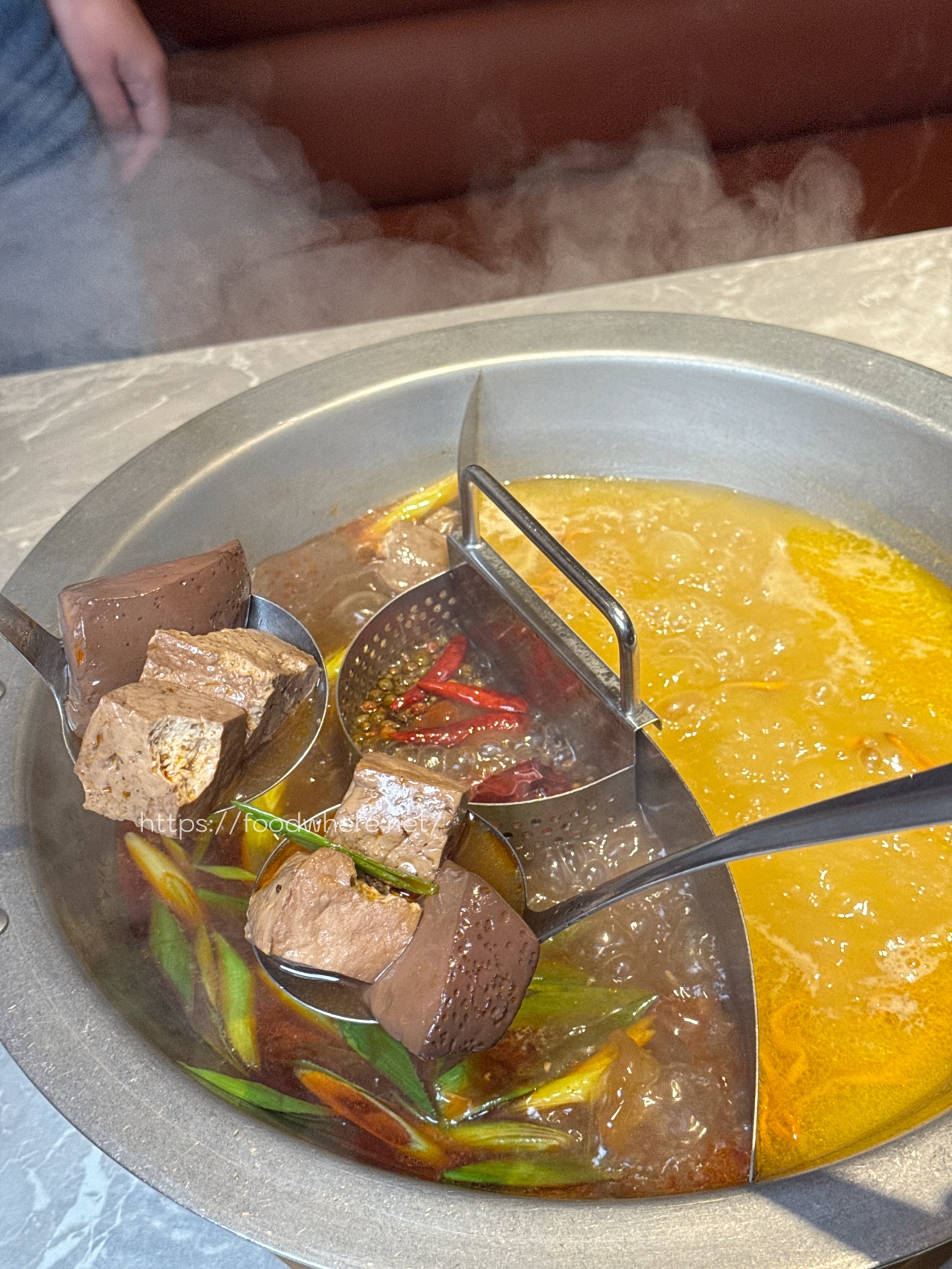 （有放菜單）高雄最美鍋物店《無同麻辣鍋物》 奶油蒜蓉蝦仁雜炊，超強甜點收尾每一道都能吃出儀式感 @高雄美食底對