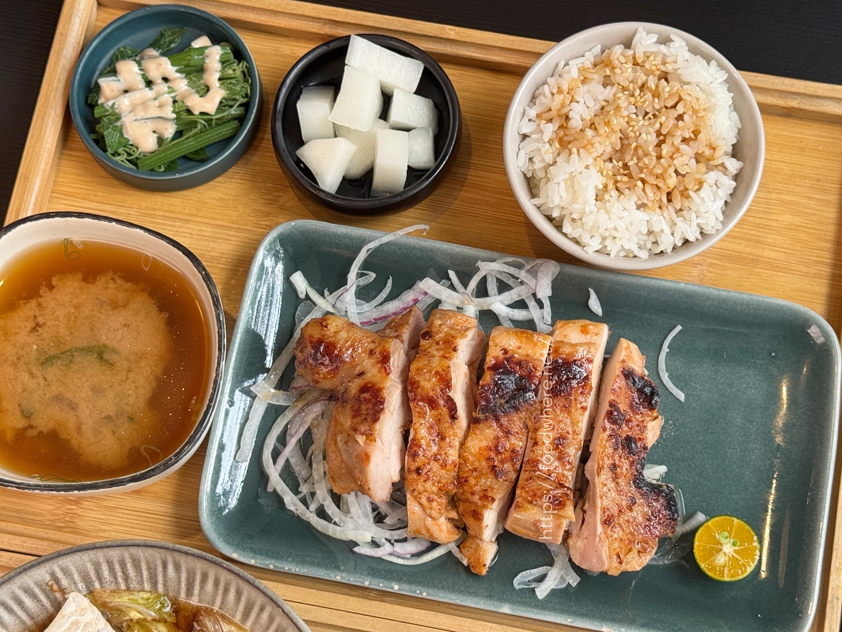 (有菜單)高雄美術館旁日式定食推薦《沐映参食》香蒸鱸魚、魚骨熬煮的鮭魚湯烏龍 @高雄美食底對