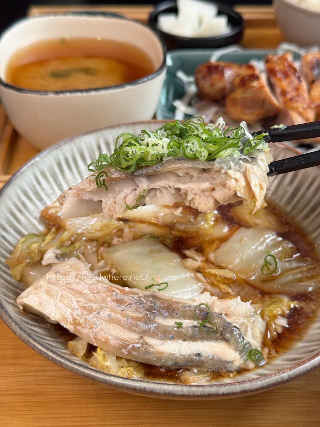 (有菜單)高雄美術館旁日式定食推薦《沐映参食》香蒸鱸魚、魚骨熬煮的鮭魚湯烏龍 @高雄美食底對