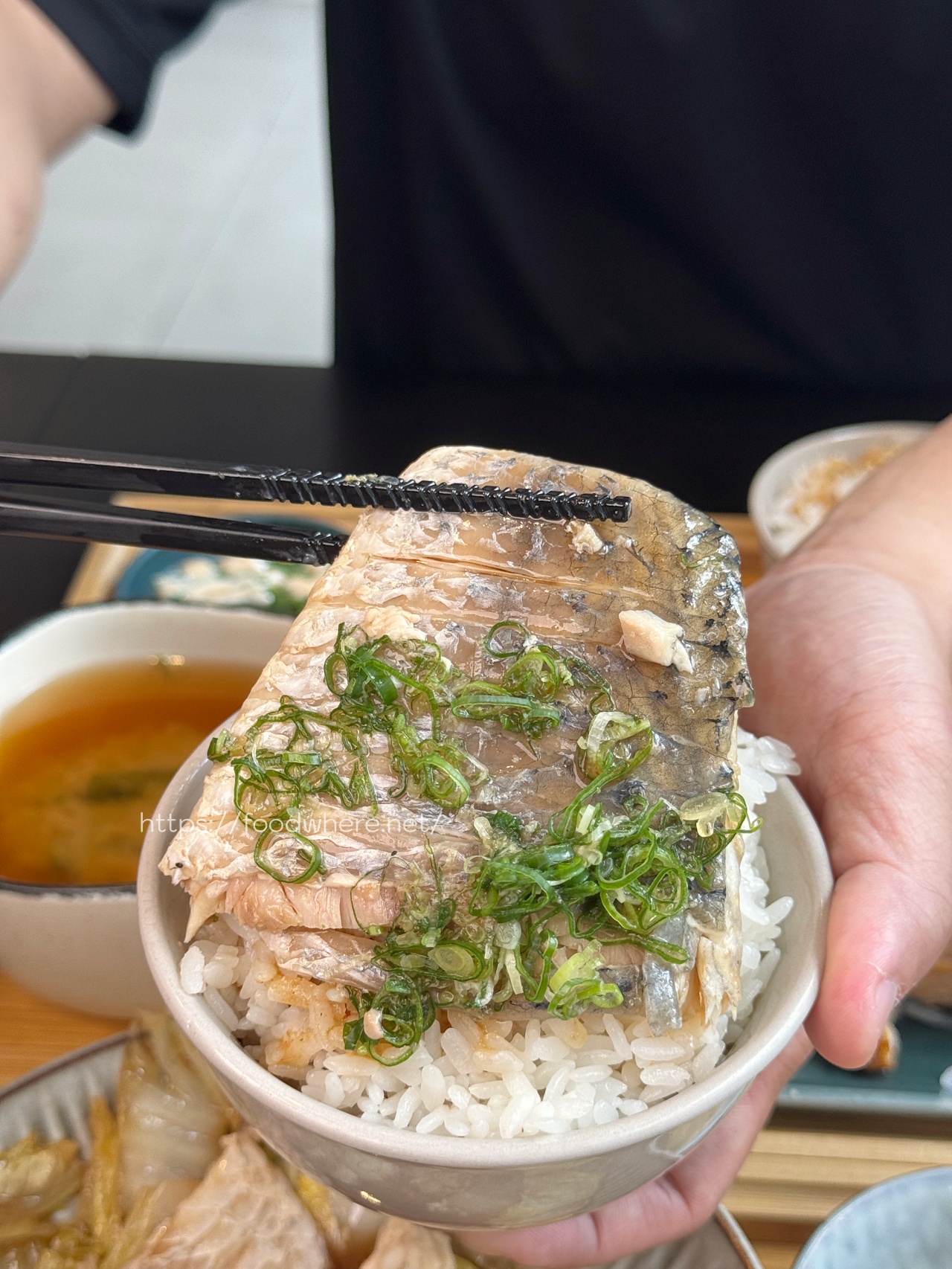 (有菜單)高雄美術館旁日式定食推薦《沐映参食》香蒸鱸魚、魚骨熬煮的鮭魚湯烏龍 @高雄美食底對