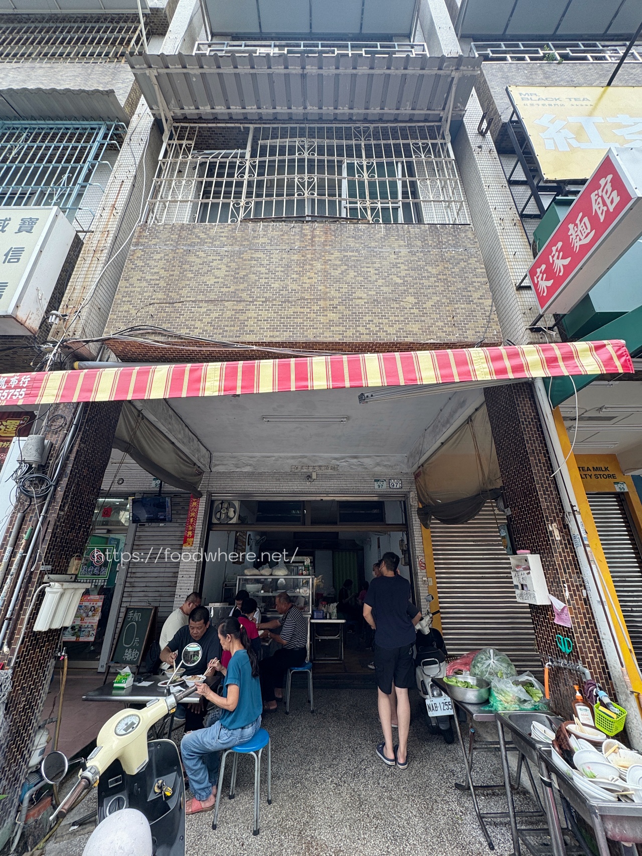 高雄最可怕的麵店！高雄人來這一碗飽到隔天『家家麵館』前鎮美食、高雄大碗麵、高雄平價麵店 @高雄美食底對
