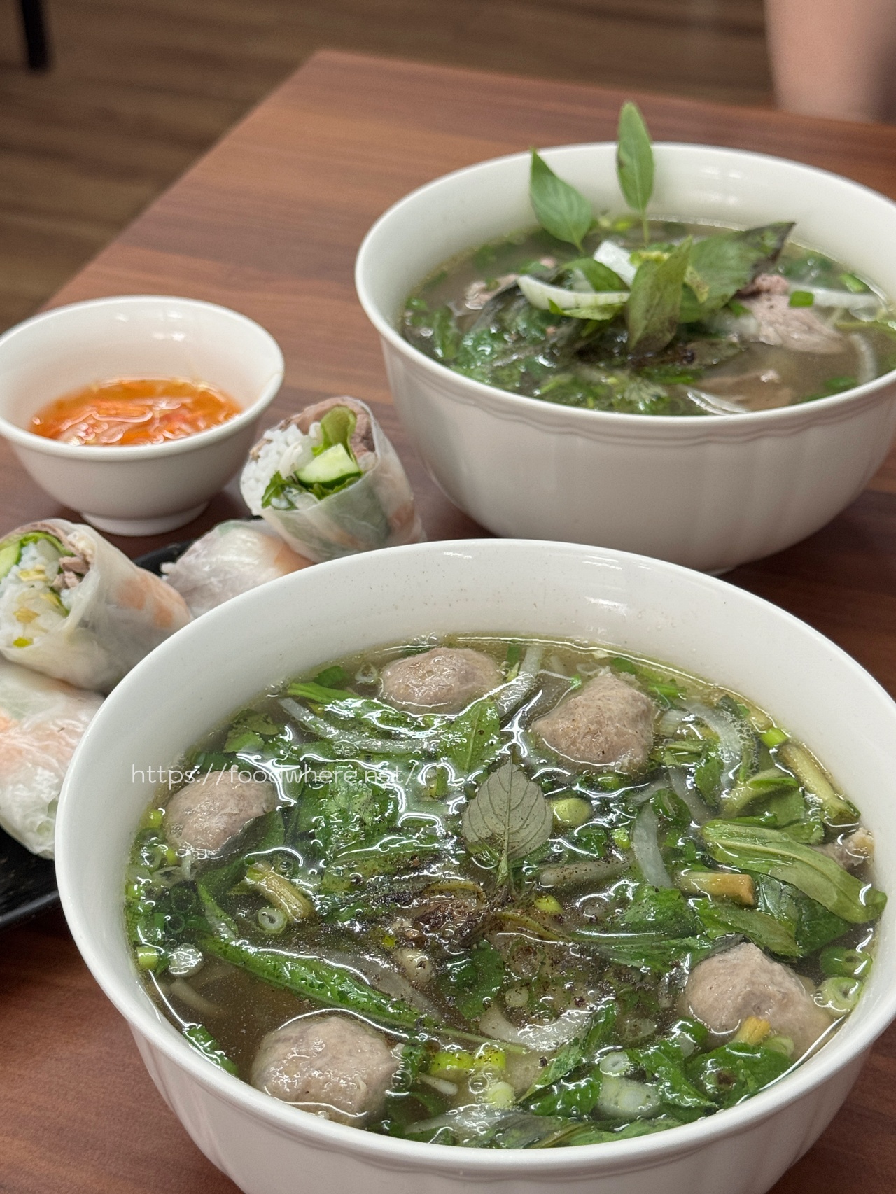 高雄鳳山《小梅越南料理》湯清味濃的牛丸河粉，越南春捲也驚豔！ @高雄美食底對