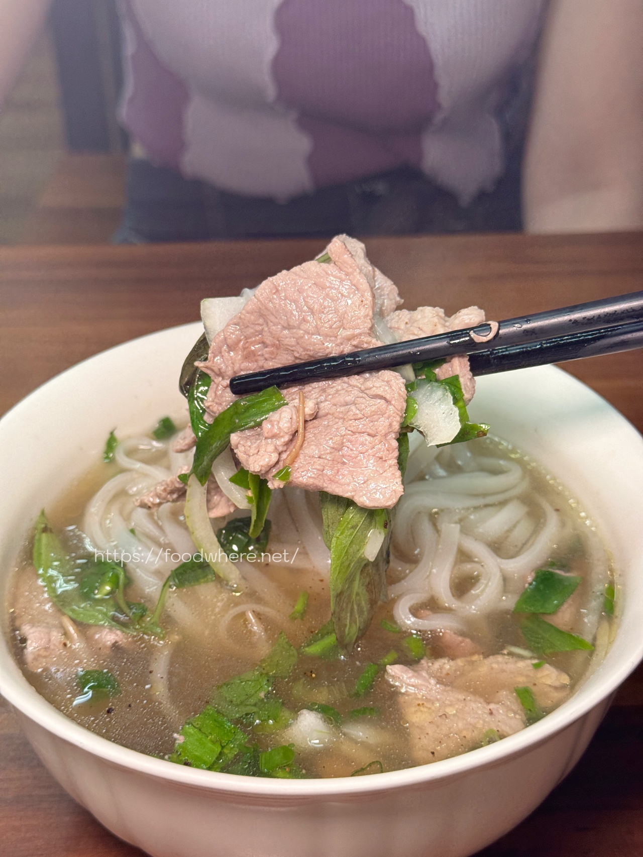 高雄鳳山《小梅越南料理》湯清味濃的牛丸河粉，越南春捲也驚豔！ @高雄美食底對