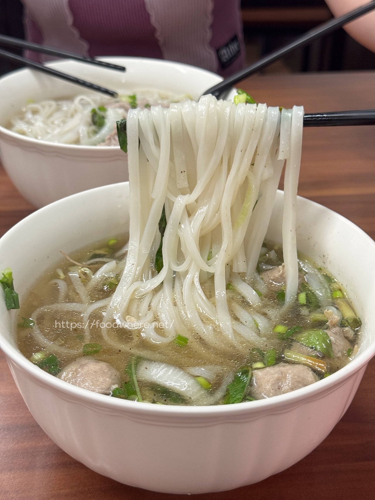高雄鳳山《小梅越南料理》湯清味濃的牛丸河粉，越南春捲也驚豔！ @高雄美食底對
