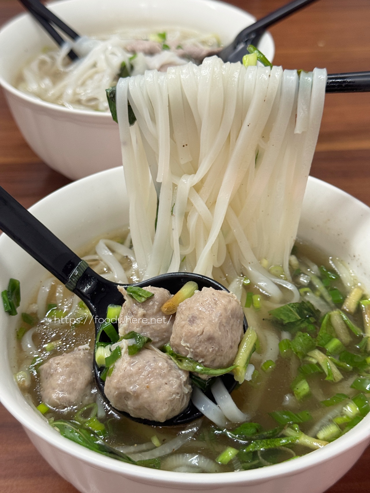高雄鳳山《小梅越南料理》湯清味濃的牛丸河粉，越南春捲也驚豔！ @高雄美食底對