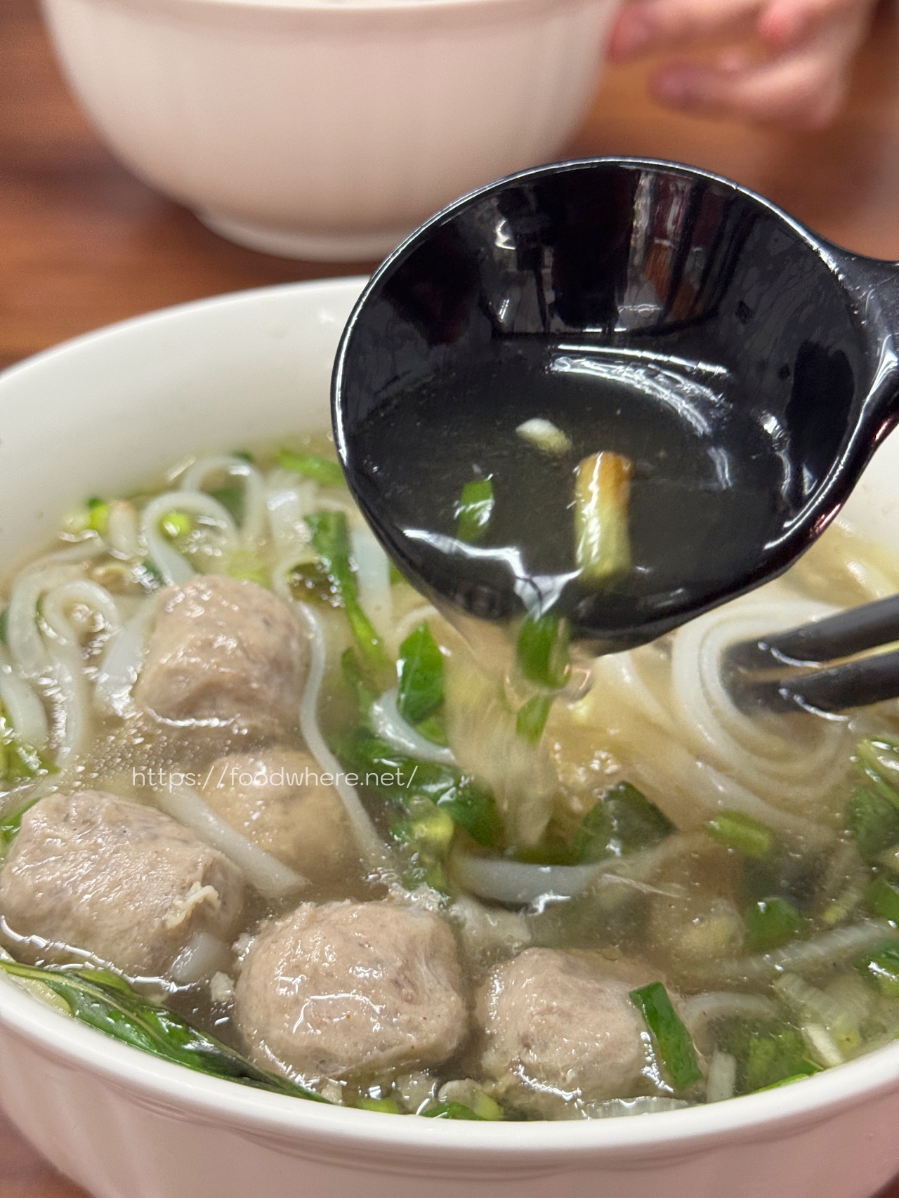高雄鳳山《小梅越南料理》湯清味濃的牛丸河粉，越南春捲也驚豔！ @高雄美食底對