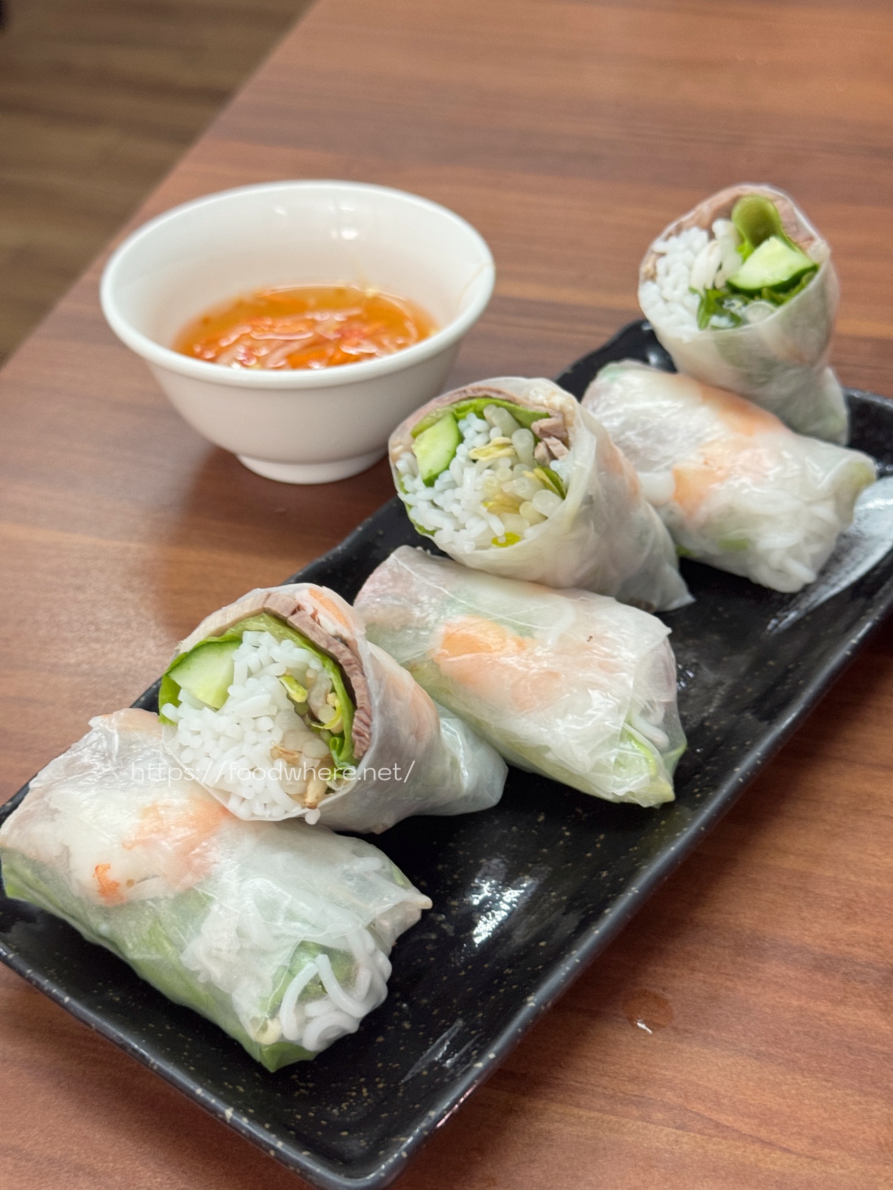 高雄鳳山《小梅越南料理》湯清味濃的牛丸河粉，越南春捲也驚豔！ @高雄美食底對