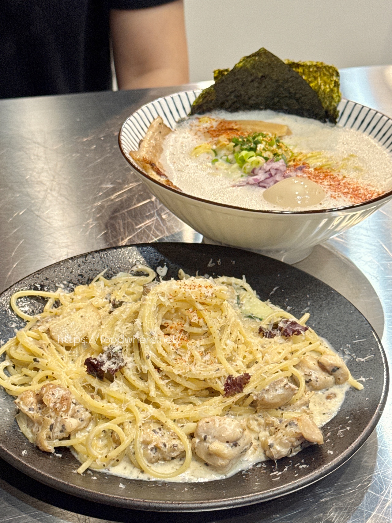 高雄深夜美食《今喜拉麵俱樂部》義大利麵x拉麵一次滿足！開到凌晨2點的潮系夜貓子天堂 @高雄美食底對