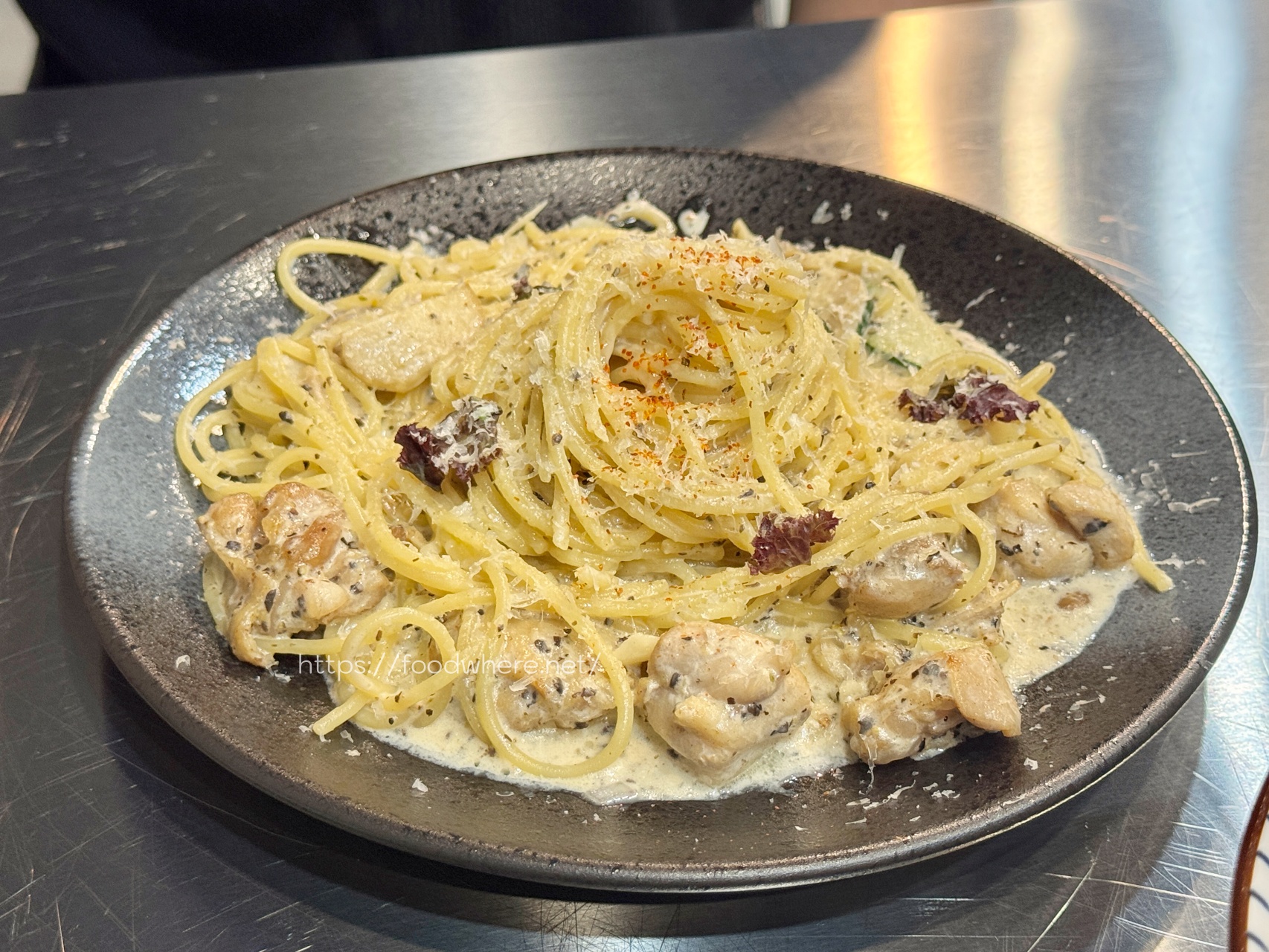 高雄深夜美食《今喜拉麵俱樂部》義大利麵x拉麵一次滿足！開到凌晨2點的潮系夜貓子天堂 @高雄美食底對