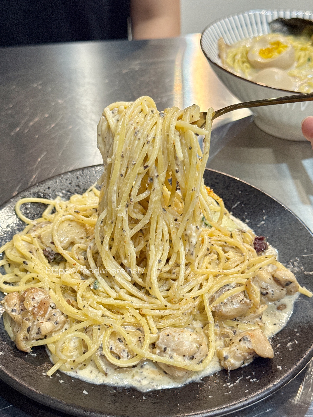 高雄深夜美食《今喜拉麵俱樂部》義大利麵x拉麵一次滿足！開到凌晨2點的潮系夜貓子天堂 @高雄美食底對