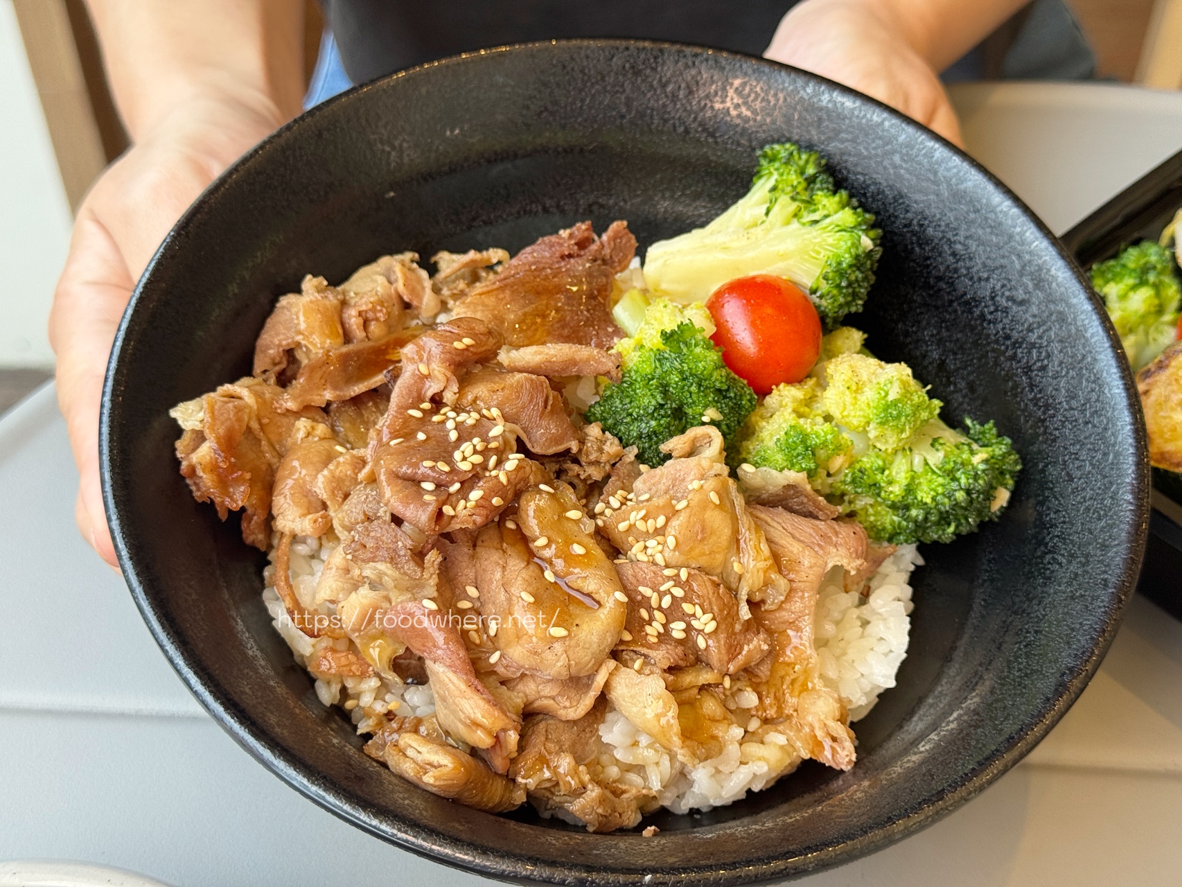 高雄餐盒推薦《森碳柴燒手作餐盒》龍眼木燻烤的驚人肉量餐盒！ @高雄美食底對