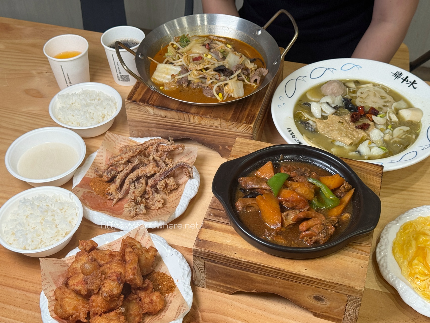 （有放菜單）大社必吃下飯神器！《元爵味黃燜雞米飯》加滑蛋太銷魂！大社店超大停車場 @高雄美食底對