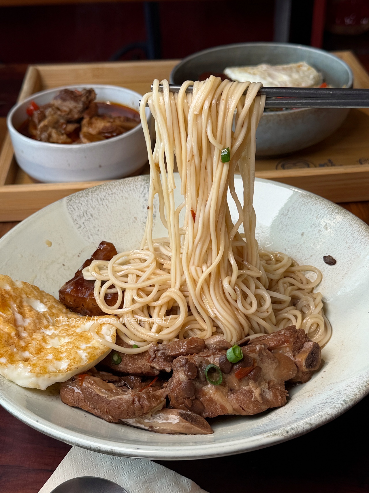 （文末有菜單）高雄眷村風外帶美食《姥姥燉肉》半月軟骨燉到化口、排骨拌麵我敢說是高雄第一！ @高雄美食底對