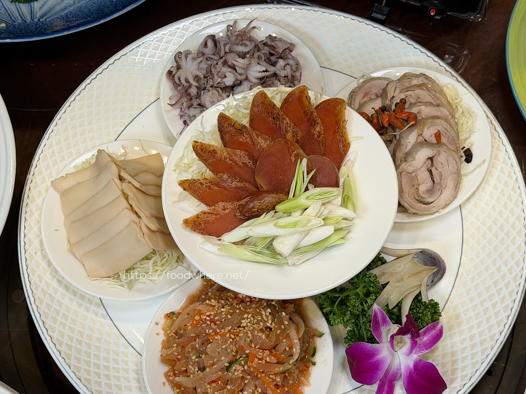 高雄尾牙聚餐推薦《富苑喜宴會館》片皮鴨二吃太驚艷！滿滿港味桌菜讓人吃到意猶未盡 @高雄美食底對