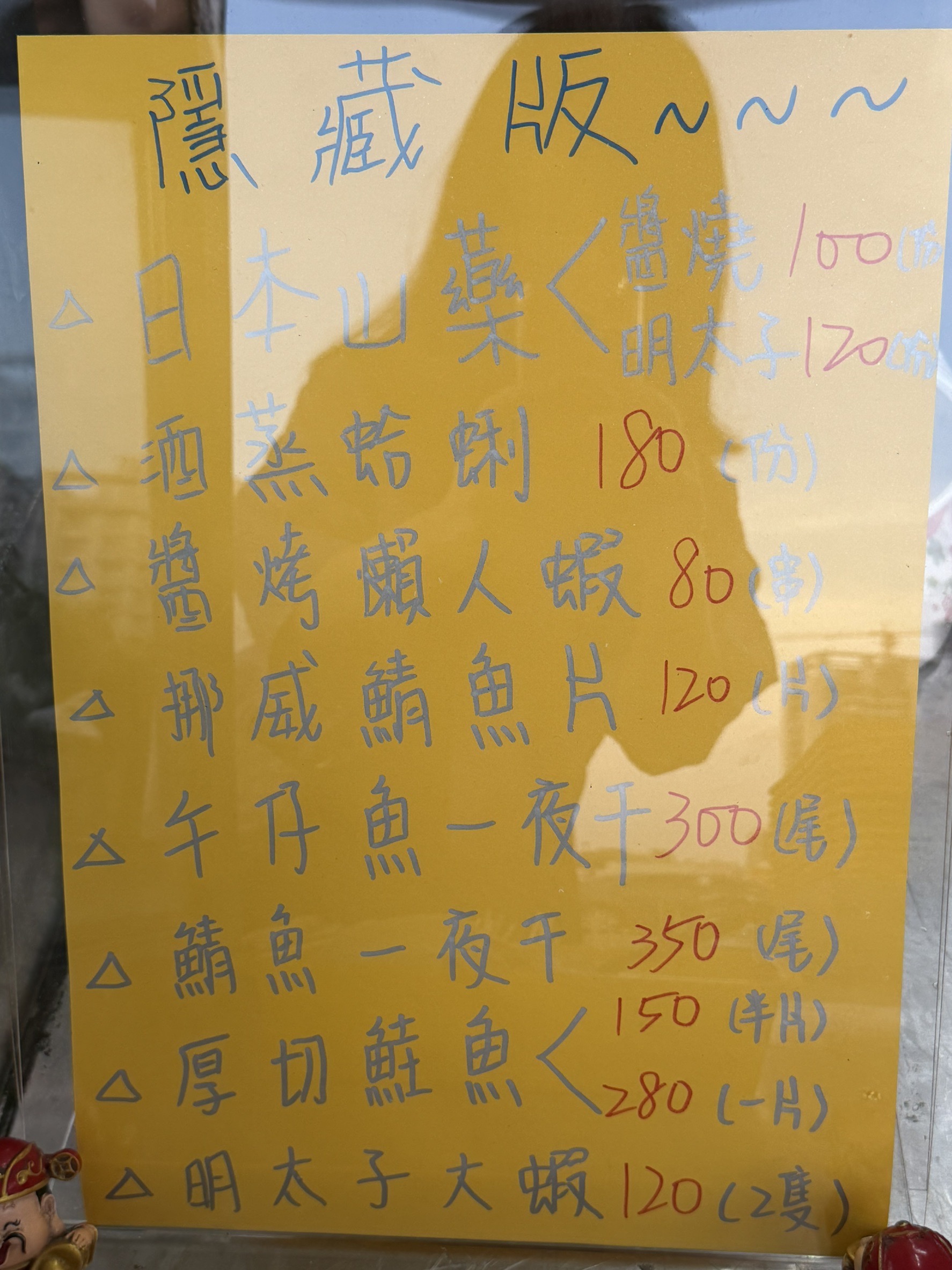 下班後的救贖！楠梓超佛心《串串欣碳烤》排隊也甘願，溫體雞肉串、甜鹹烤粉香到流口水！ @高雄美食底對